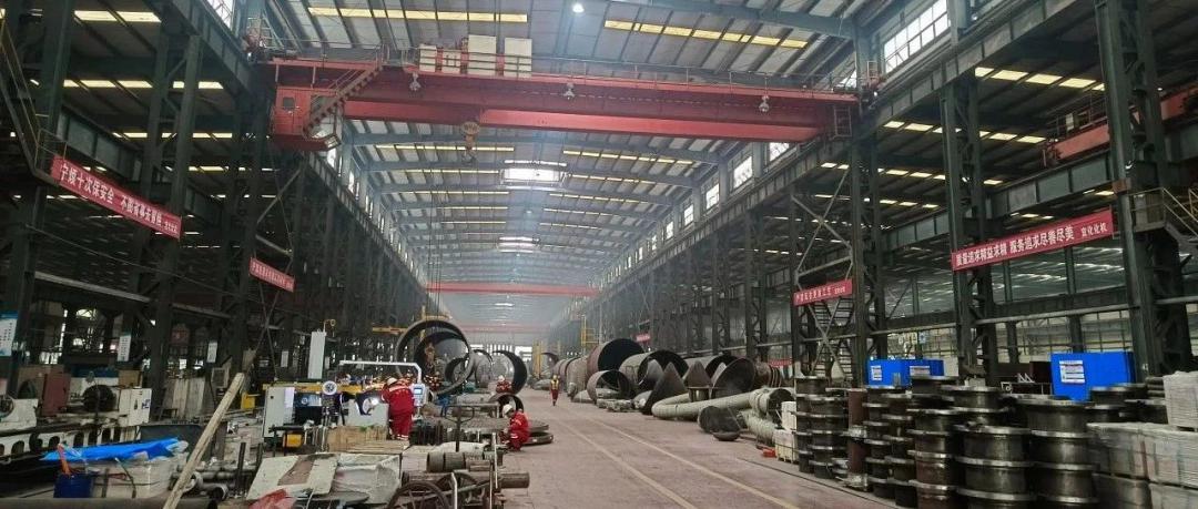 【現(xiàn)場(chǎng)辦公】化機(jī)公司黨委書記、董事長(zhǎng)、總經(jīng)理?xiàng)钪袧梢恍械揭牧曛圃旎噩F(xiàn)場(chǎng)辦公