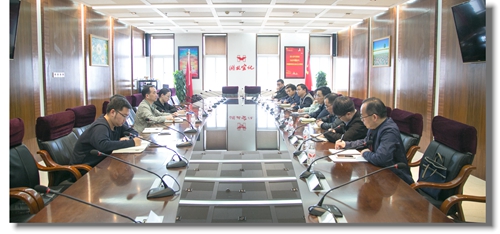 宜化集團(tuán)召開(kāi)總部機(jī)關(guān)首批赴生產(chǎn)一線交流鍛煉年輕干部座談會(huì)(圖1) 宜化集團(tuán)召開(kāi)總部機(jī)關(guān)首批赴生產(chǎn)一線交流鍛煉年輕干部座談會(huì)(圖1)