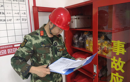 宜都園區(qū)蒲東亞榮獲“2018年度全省專職消防隊(duì)伍先進(jìn)工作者”榮譽(yù)稱號(圖1) 宜都園區(qū)蒲東亞榮獲“2018年度全省專職消防隊(duì)伍先進(jìn)工作者”榮譽(yù)稱號(圖1)