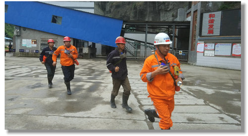 礦業(yè)公司蘇家坡礦開展中毒窒息應急救援演練(圖1) 礦業(yè)公司蘇家坡礦開展中毒窒息應急救援演練(圖1)