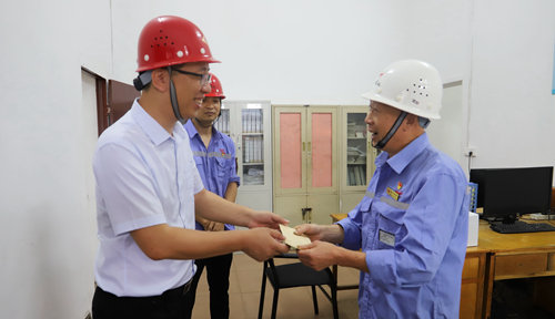 集團(tuán)領(lǐng)導(dǎo)看望慰問離退休黨員、基層困難黨員和年輕黨員(圖5)