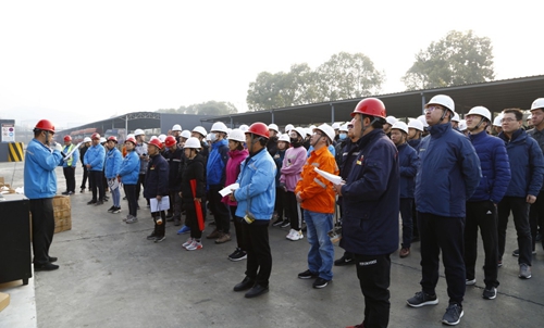 熱火朝天！集團(tuán)總部140余人到股份公司氯堿分廠開展勞動(dòng)(圖1)