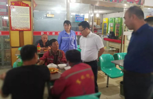 王大真一行到內(nèi)蒙片區(qū)現(xiàn)場辦公(圖4) 王大真一行到內(nèi)蒙片區(qū)現(xiàn)場辦公(圖4)