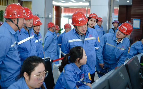 宜昌市委副書記袁衛(wèi)東一行到新疆宜化現(xiàn)場辦公(圖2) 宜昌市委副書記袁衛(wèi)東一行到新疆宜化現(xiàn)場辦公(圖2)