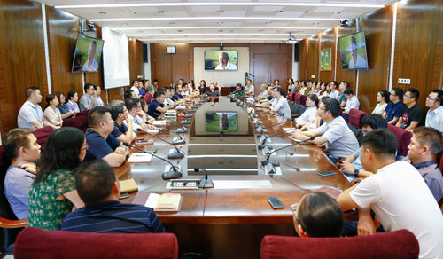 集團(tuán)黨委組織總部機(jī)關(guān)黨員干部集中觀看張富清同志先進(jìn)事跡電視記錄片《本色》(圖1) 集團(tuán)黨委組織總部機(jī)關(guān)黨員干部集中觀看張富清同志先進(jìn)事跡電視記錄片《本色》(圖1)