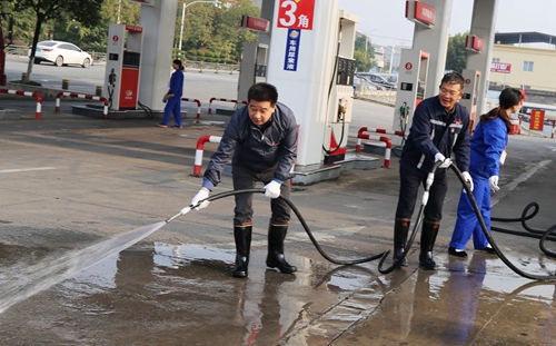 集團(tuán)領(lǐng)導(dǎo)干部深入基層一線勞動(dòng)(圖10) 集團(tuán)領(lǐng)導(dǎo)干部深入基層一線勞動(dòng)(圖10)