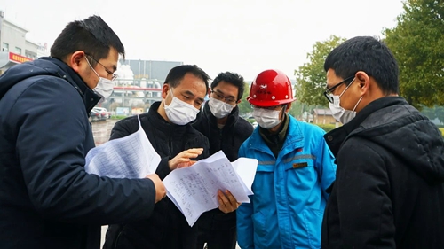 周金平到楚星公司、松滋肥業(yè)檢查疫情防控情況(圖1)