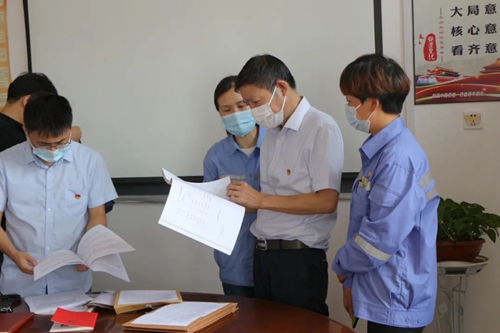 吳正新到股份公司檢查指導(dǎo)工作(圖1) 吳正新到股份公司檢查指導(dǎo)工作(圖1)