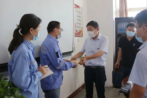 吳正新到股份公司檢查指導(dǎo)工作(圖2) 吳正新到股份公司檢查指導(dǎo)工作(圖2)