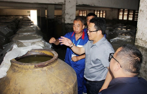 王大真帶隊到金沙酒業(yè)現(xiàn)場辦公(圖2) 王大真帶隊到金沙酒業(yè)現(xiàn)場辦公(圖2)