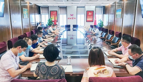 集團(tuán)舉行中層領(lǐng)導(dǎo)干部培訓(xùn)班第八次培訓(xùn)暨結(jié)業(yè)式(圖1) 集團(tuán)舉行中層領(lǐng)導(dǎo)干部培訓(xùn)班第八次培訓(xùn)暨結(jié)業(yè)式(圖1)