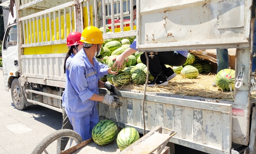 情系一線 集團(tuán)工會(huì)到分子公司“送清涼”(圖3) 情系一線 集團(tuán)工會(huì)到分子公司“送清涼”(圖3)