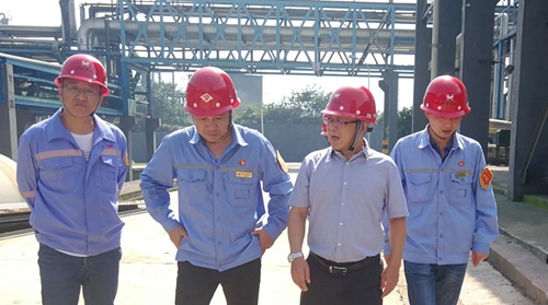 王大真到楚星公司現(xiàn)場辦公(圖1) 王大真到楚星公司現(xiàn)場辦公(圖1)