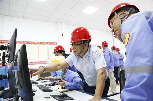 王大真帶隊到松滋肥業(yè)氟化鋁項目現(xiàn)場慰問(圖2) 王大真帶隊到松滋肥業(yè)氟化鋁項目現(xiàn)場慰問(圖2)