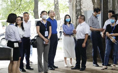 貴州省第三屆省長(zhǎng)質(zhì)量獎(jiǎng)評(píng)審專家組到金沙酒業(yè)現(xiàn)場(chǎng)評(píng)審(圖3) 貴州省第三屆省長(zhǎng)質(zhì)量獎(jiǎng)評(píng)審專家組到金沙酒業(yè)現(xiàn)場(chǎng)評(píng)審(圖3)