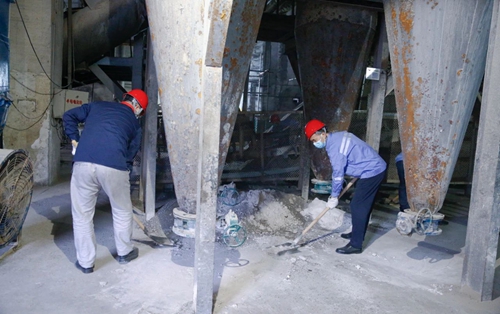 集團總部機關(guān)干部到股份公司勞動(圖2) 集團總部機關(guān)干部到股份公司勞動(圖2)