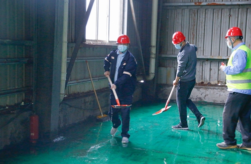 集團總部機關(guān)干部到股份公司勞動(圖3) 集團總部機關(guān)干部到股份公司勞動(圖3)