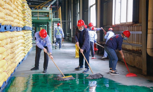 集團總部機關(guān)干部到股份公司勞動(圖4) 集團總部機關(guān)干部到股份公司勞動(圖4)