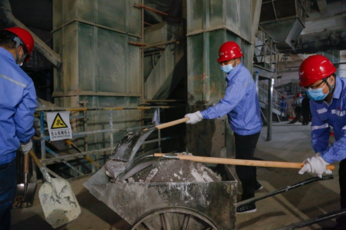 集團總部機關(guān)干部到股份公司勞動(圖5) 集團總部機關(guān)干部到股份公司勞動(圖5)