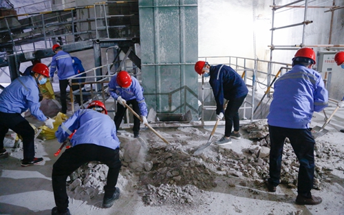 集團總部機關(guān)干部到股份公司勞動(圖6) 集團總部機關(guān)干部到股份公司勞動(圖6)