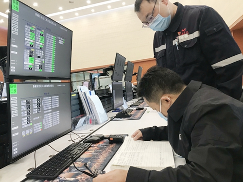 王大真到新疆宜化、新疆宜化礦業(yè)走訪慰問(wèn)干部職工(圖1)