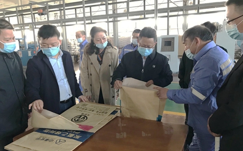 王大真:堅(jiān)定信心穩(wěn)扎穩(wěn)打 建設(shè)化工行業(yè)的綠色生態(tài)文明園區(qū)和新疆區(qū)域的化工示范標(biāo)桿(圖3) 王大真:堅(jiān)定信心穩(wěn)扎穩(wěn)打 建設(shè)化工行業(yè)的綠色生態(tài)文明園區(qū)和新疆區(qū)域的化工示范標(biāo)桿(圖3)