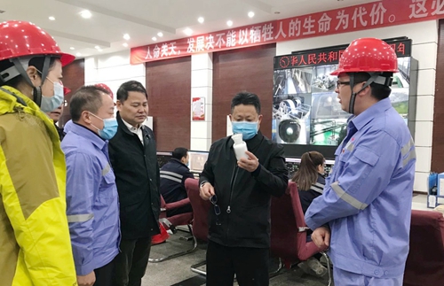 王大真到新疆天運(yùn)走訪慰問干部職工(圖1) 王大真到新疆天運(yùn)走訪慰問干部職工(圖1)