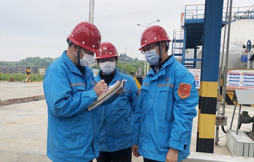 楚星公司:管理干部進(jìn)班跟班 守牢安全生產(chǎn)底線(圖1) 楚星公司:管理干部進(jìn)班跟班 守牢安全生產(chǎn)底線(圖1)