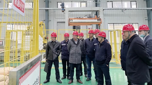 王大真帶隊(duì)到新材料公司現(xiàn)場(chǎng)慰問(wèn)(圖2) 王大真帶隊(duì)到新材料公司現(xiàn)場(chǎng)慰問(wèn)(圖2)