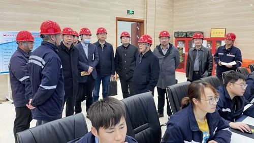王大真帶隊(duì)到新材料公司現(xiàn)場(chǎng)慰問(wèn)(圖1) 王大真帶隊(duì)到新材料公司現(xiàn)場(chǎng)慰問(wèn)(圖1)