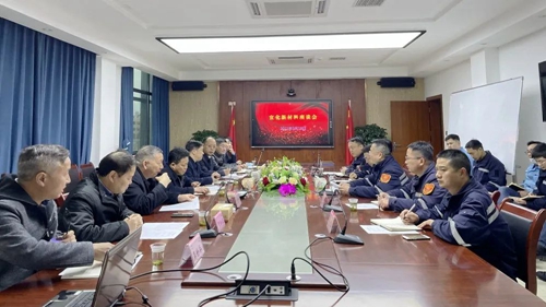 王大真帶隊(duì)到新材料公司現(xiàn)場(chǎng)慰問(wèn)(圖3) 王大真帶隊(duì)到新材料公司現(xiàn)場(chǎng)慰問(wèn)(圖3)