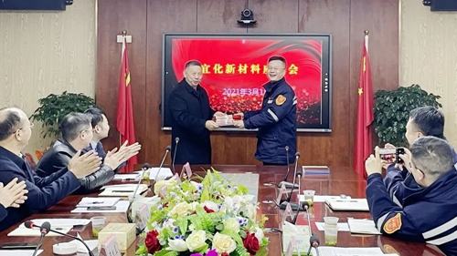 王大真帶隊(duì)到新材料公司現(xiàn)場(chǎng)慰問(wèn)(圖4) 王大真帶隊(duì)到新材料公司現(xiàn)場(chǎng)慰問(wèn)(圖4)