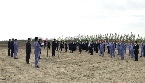 新疆馳源環(huán)?？萍加邢薰?0萬噸/年車用尿素項(xiàng)目(一期)順利開工(圖1)