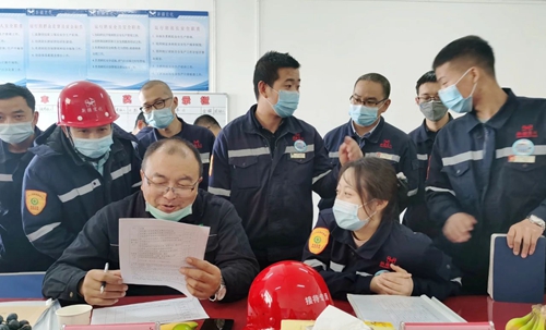 新疆宜化氯堿分廠氯乙烯三班、合成二班榮獲準(zhǔn)東開發(fā)區(qū)安全標(biāo)準(zhǔn)化示范班組稱號(hào)(圖3)