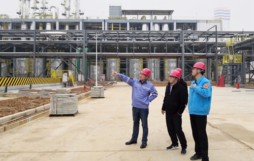 王大真到新材料公司現(xiàn)場調(diào)研(圖1) 王大真到新材料公司現(xiàn)場調(diào)研(圖1)