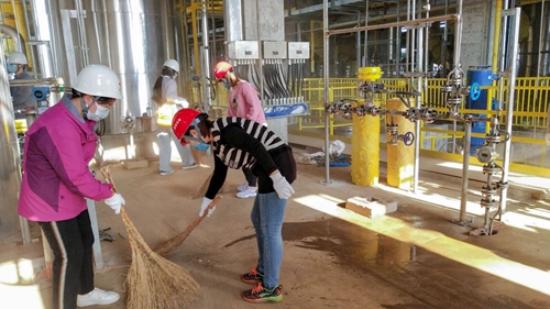 感受工程氛圍參與工程建設(shè) 集團(tuán)總部機(jī)關(guān)干部到新材料公司現(xiàn)場(chǎng)勞動(dòng)(圖2) 感受工程氛圍參與工程建設(shè) 集團(tuán)總部機(jī)關(guān)干部到新材料公司現(xiàn)場(chǎng)勞動(dòng)(圖2)