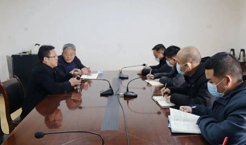 王大真到分子公司檢查工作(圖1) 王大真到分子公司檢查工作(圖1)