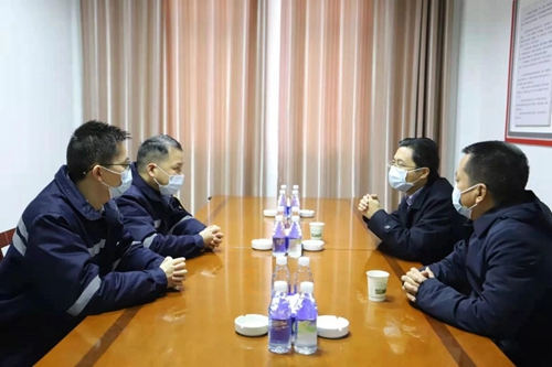 宜都市委副書記、市長(zhǎng)李澤剛到楚星公司慰問市拔尖人才(圖2)