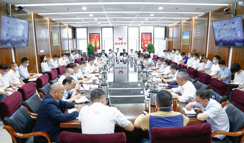 集團(tuán)傳達(dá)學(xué)習(xí)宜昌市委研究宜化專(zhuān)題工作會(huì)議精神(圖1) 集團(tuán)傳達(dá)學(xué)習(xí)宜昌市委研究宜化專(zhuān)題工作會(huì)議精神(圖1)