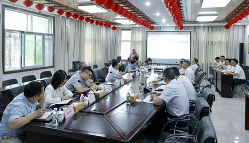 王大真一行到金沙酒業(yè)現(xiàn)場調(diào)研(圖2) 王大真一行到金沙酒業(yè)現(xiàn)場調(diào)研(圖2)