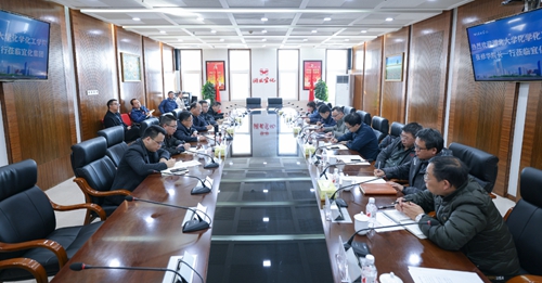 湖北大學(xué)化學(xué)化工學(xué)院院長(zhǎng)張修華一行到訪宜化集團(tuán)(圖1) 湖北大學(xué)化學(xué)化工學(xué)院院長(zhǎng)張修華一行到訪宜化集團(tuán)(圖1)