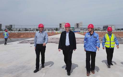 宜昌市國(guó)資委黨委書(shū)記、主任黃智華一行到氨醇項(xiàng)目現(xiàn)場(chǎng)調(diào)研(圖1)