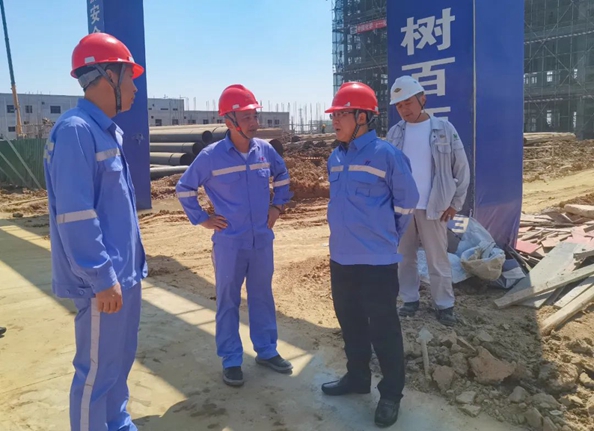 王大真到雙環(huán)公司和田家河氨醇項目現(xiàn)場調研(圖1) 王大真到雙環(huán)公司和田家河氨醇項目現(xiàn)場調研(圖1)