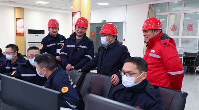 王大真除夕當天到松滋肥業(yè)、楚星公司和研發(fā)中心走訪慰問(圖1)