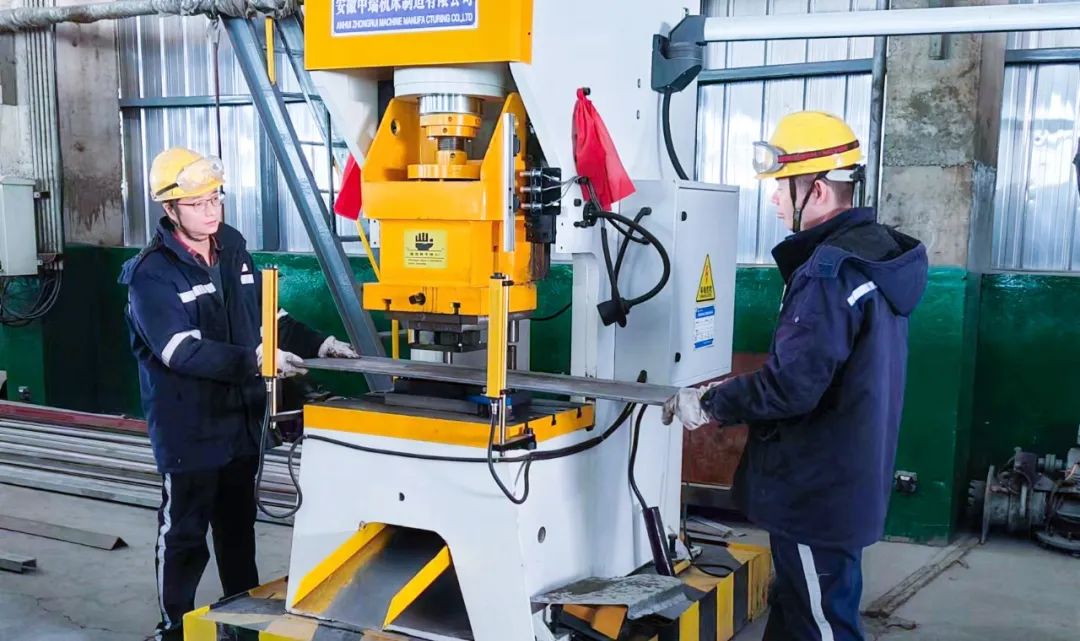 青海宜化電石分廠電極殼班：加強(qiáng)標(biāo)準(zhǔn)化建設(shè)，保障電石爐長(zhǎng)周期穩(wěn)定運(yùn)行(圖2)