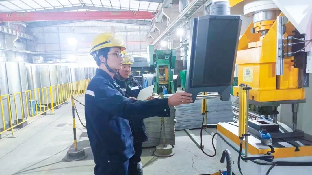 青海宜化電石分廠電極殼班：加強(qiáng)標(biāo)準(zhǔn)化建設(shè)，保障電石爐長(zhǎng)周期穩(wěn)定運(yùn)行(圖3)