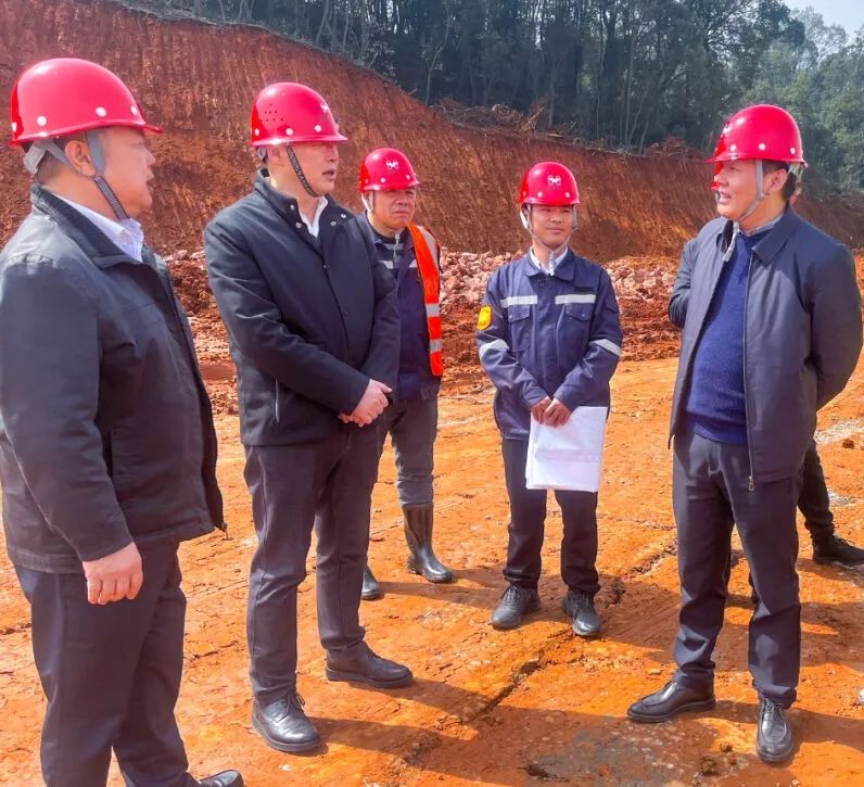 宜昌市國資委黨委書記、主任黃智華一行到楚星公司搬遷升級改造項(xiàng)目現(xiàn)場調(diào)研(圖2)