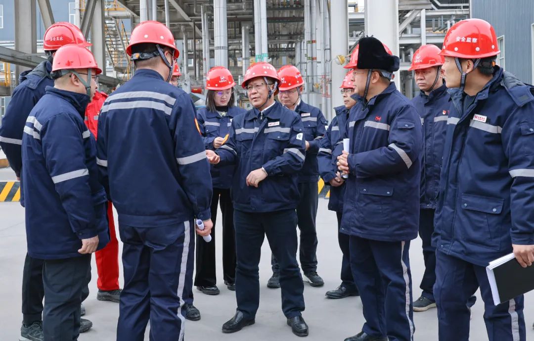 王大真到內(nèi)蒙片區(qū)現(xiàn)場辦公(圖3) 王大真到內(nèi)蒙片區(qū)現(xiàn)場辦公(圖3)