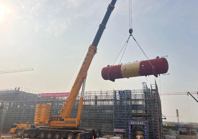 首臺大型設備“落戶”，氯堿新能源項目吹響工程設備安裝新號角！(圖1)