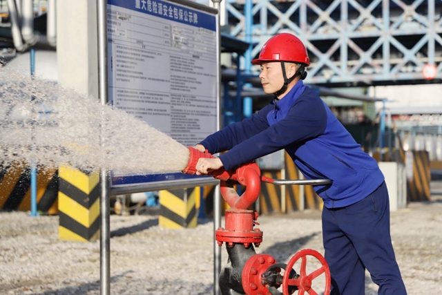 第一！股份公司鄢陽(yáng)獲頒宜昌市消防設(shè)施操作員“榮譽(yù)金頭盔”(圖3)